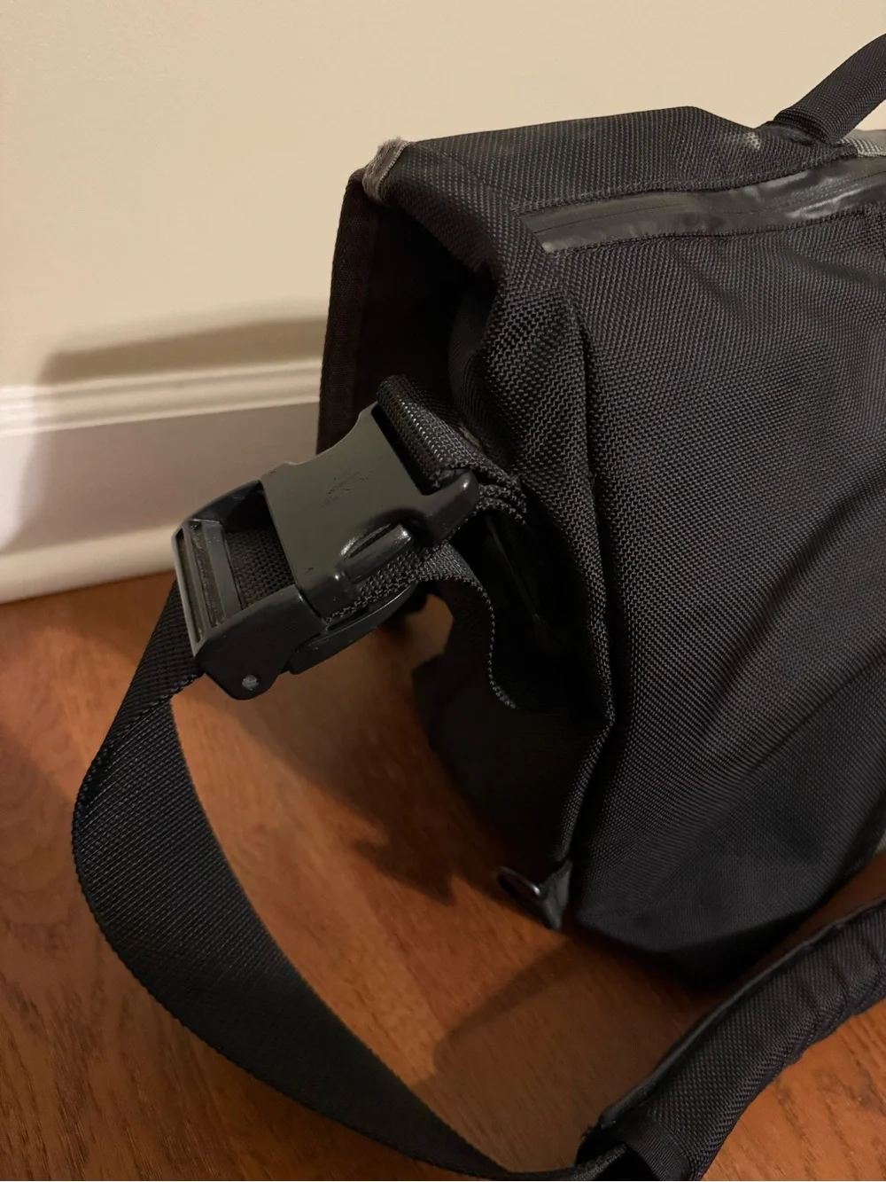 Timbuk2 Commute TSA Laptop Messenger Bag Black Gray Medium